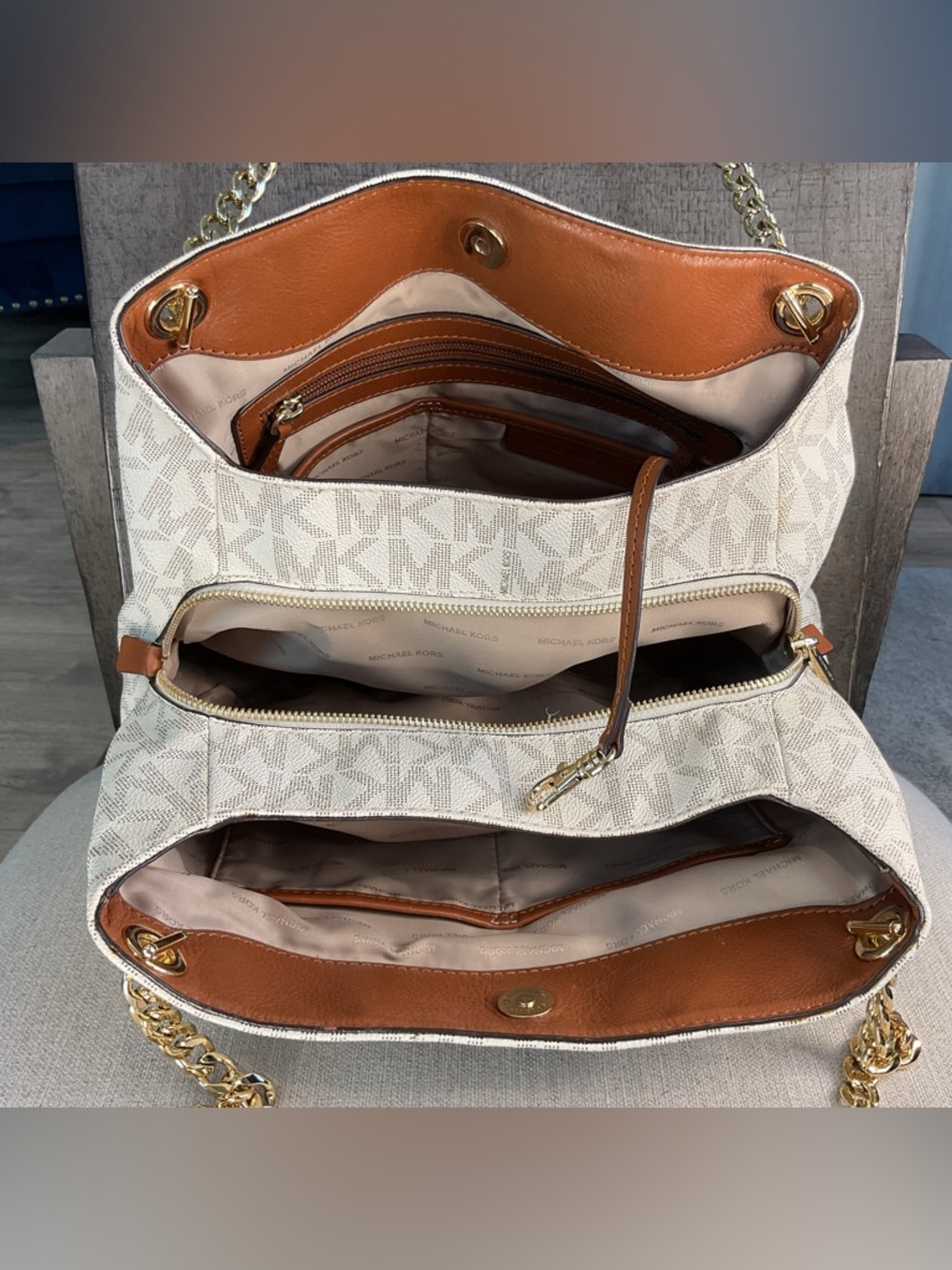 Michael Kors Raven Large Shoulder Tote in Vanilla Signature – Like New! - Picture 14 of 16